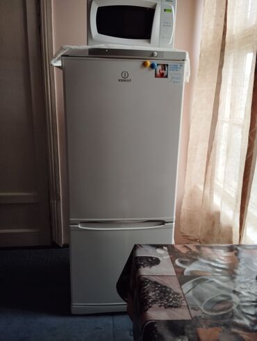 старые холодильник: Холодильник Indesit, Б/у, Двухкамерный, 150 *