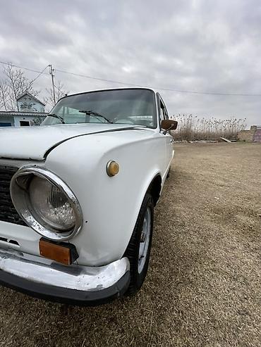 VAZ (LADA): Model: VAZ 2101 “Jiquli” Kuzov: sedan, 4 qapı Rəng: ağ Yanacaq: benzin — 2