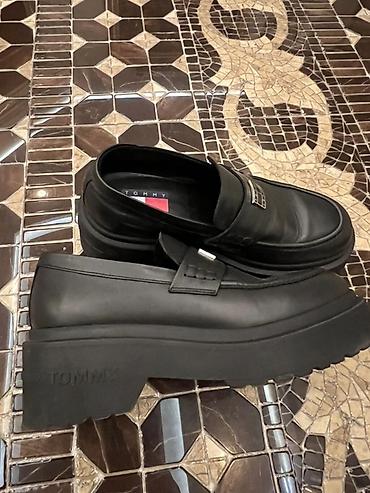 Mokasin və loferlər: Tommy Jeans qadın loaferləri - Rəng: qara - Material: hamar dəridən — 4