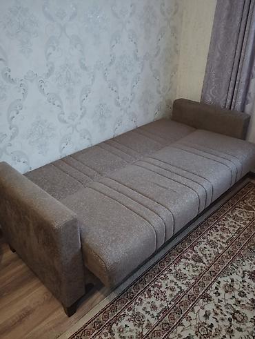 Divanlar: Qonaq otağı və ya studio məkanlar üçün rahat üçyerlik divan. tezedir 1 — 4