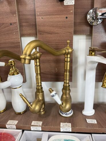 Cмесители для душа: Mətbəx və ya hamam üçün nəzərdə tutulmuş qədimi üslubda kran. Metal