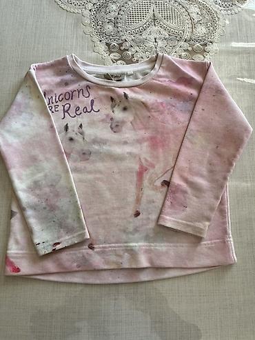 Uşaq köynəyi – uzunqol, açıq çəhrayı/pastel rəng palitrasında. Ön