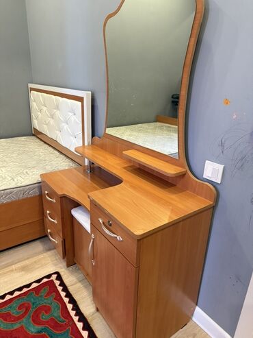 офисные столы ош: Даараткана үчүн үстөл, Күзгүсү менен, түсү - Күрөң, ЛДСП