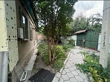 Үйлөрдү сатуу: 4 бөлмө, 70 м², 9 соток, Бишкек, Менчик ээси — 2