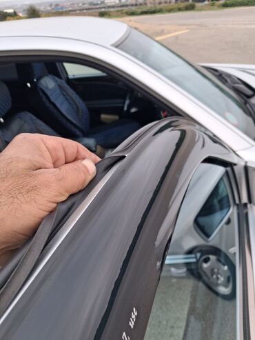 Mercedes-Benz: Mercedes-Benz E 240: 2.4 l | 1998 il Sedan — 4