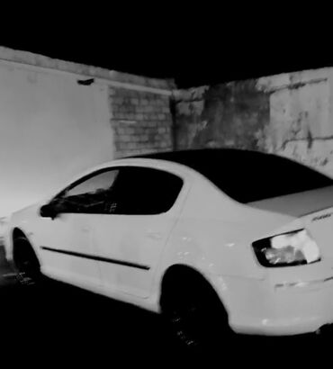 Peugeot: Peugeot 407 sedan Xarici görünüş: - Ağ rəngli kuzov dam qara, 4 qapı — 4