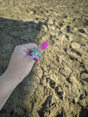 Üzüklər: Muncuqlu üzükler bürclerle cütü 1 manat,sadesi 0,50 qepik.her rengi — 14