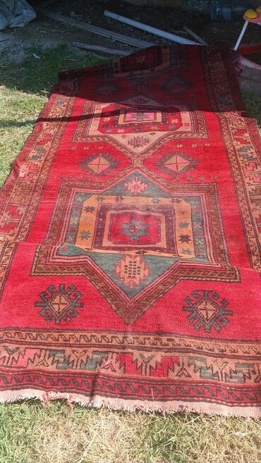 виниловые пластинки баку: Qədimi üslubda əl toxuması xalça - Rəng palitrası: dərin qırmızı fon