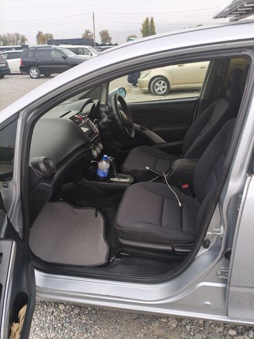 ручка машины: Продается компактвэн/универсал серебристого цвета. Основные