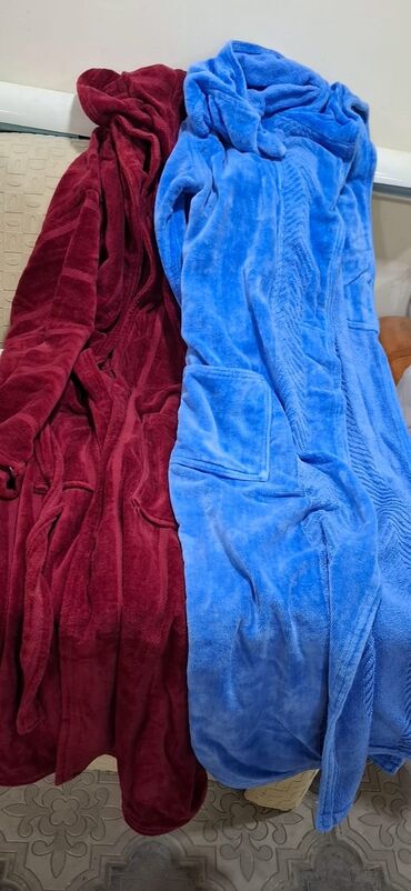 Uniseks hamam xalatları, yumşaq və rahat materialdan hazırlanmışdır
