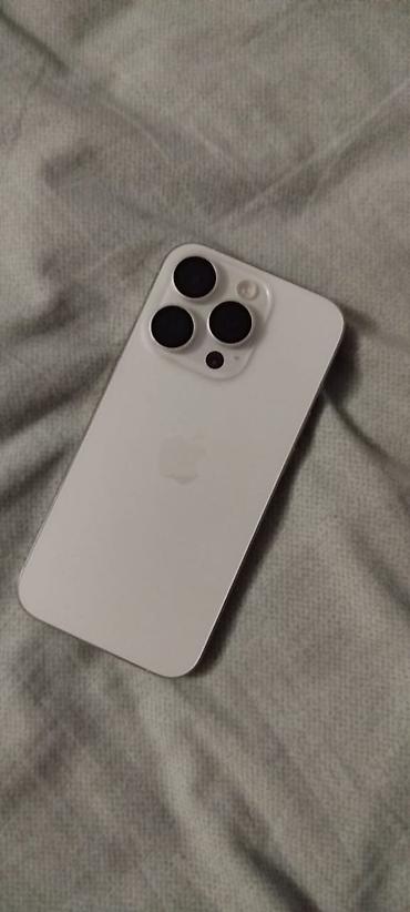 apple studio: IPhone 15 Pro, Б/у, 256 ГБ, Белый, Зарядное устройство, Защитное стекло, Чехол, 80 % — 1