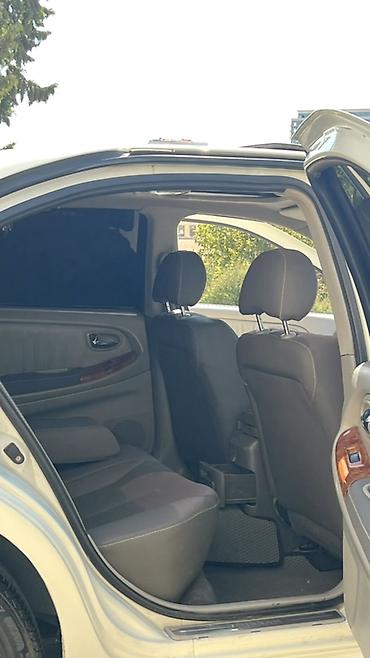 Nissan: Nissan Maxima QX sedan – ağ rəng, 4 qapı, qabaqdan ötürücülü. Əsas — 8