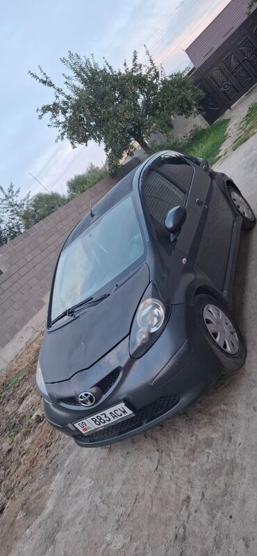 маленькая машина: Компактный хетчбэк Toyota Aygo, выполненный в темно-сером цвете