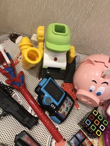 Oyuncaqlar: Hamisi bir yerde-8 m.tecili satilir,oyuncaqlar ishlemirler — 6