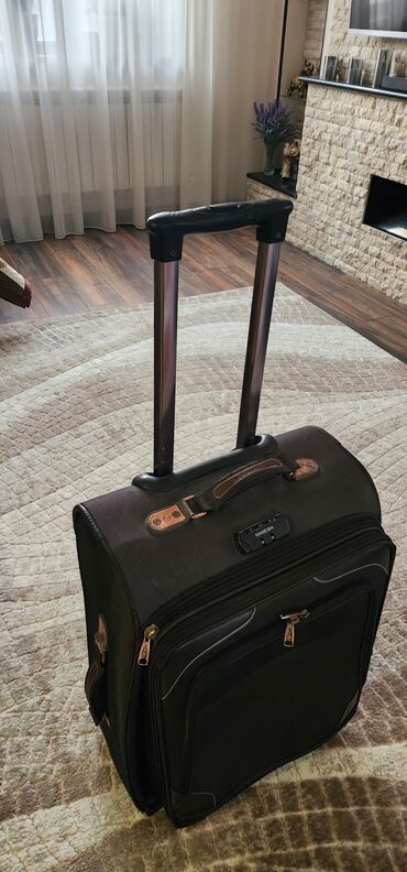 женский чемодан: Продаю чемодан БУ с кодовым замком! Высота 62 см Ширина 42 см Толщина
