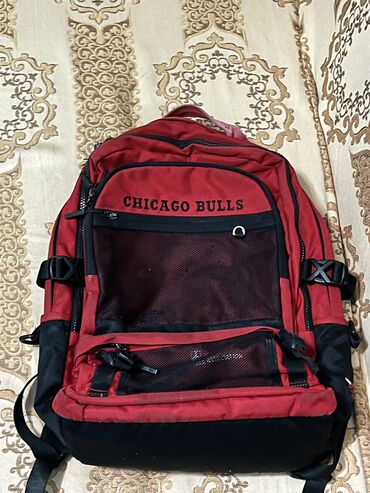 чемоданы бишкек дордой: Продается красный рюкзак "Chicago Bulls". Состояние отличное, дырок