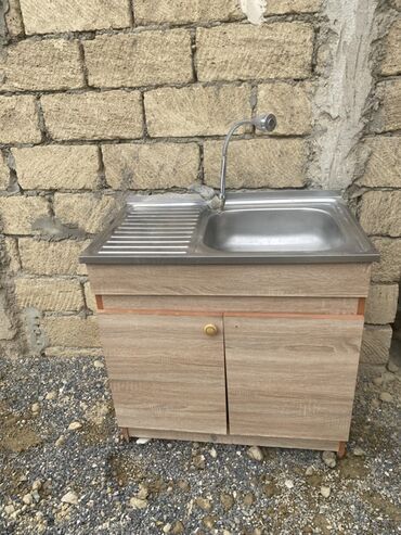 kub taxta: Paslanmayan poladdan hazırlanmış lavabo hissəsi və su kranı ilə təchiz