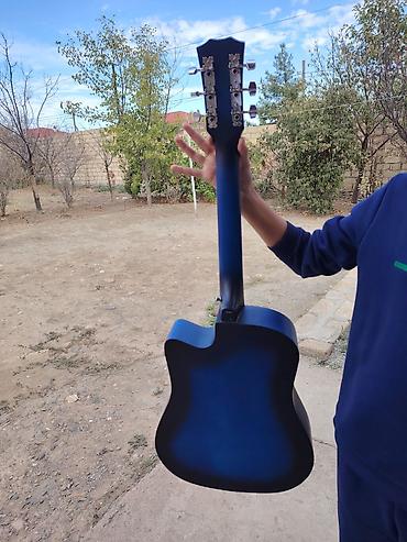 rock gitara: Akuistik gitara – kəsik (cutaway) korpuslu, mavi-qara keçid rənglə. - — 2