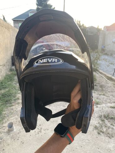 Motosikletlər: Neva brendinin qara rəngli motosiklet dəbilqəsi. Dəbilqə şəffaf