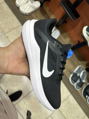 бу красофки: Эркектердин кроссовкасы, 42, Nike, Колдонулган, түсү - Кара, Өзү алып кетүү