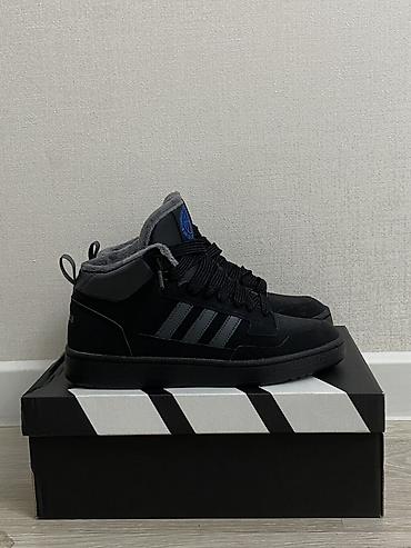 сапоги 42 размера: Кроссовки Adidas новые, утеплённые, середина голенища (mid). - Цвет — 1
