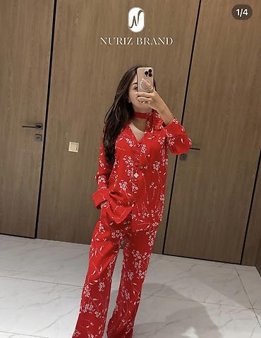 двойка атлас: Костюм от NURIZ BRAND — шелковистый комплект в насыщенном красном — 1
