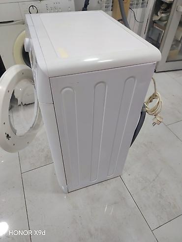 6 a: Indesit markalı ön yükləməli paltaryuyan maşın. Ağ rəngdədir və — 3