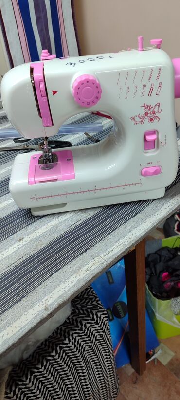 детская швейная машинка: Продаю швейная машинка делает все операцииподходит для начинающих