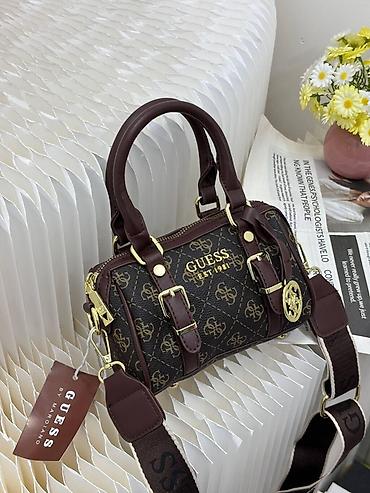 Aksesuarlar: Guess mini barrel çanta - Model: Guess EST.1981 loqolu mini — 1