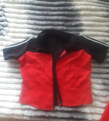 Pencəklər: Unisex idman kostyumu. Qırmızı və qara rənglərdə olan kostyumun qol