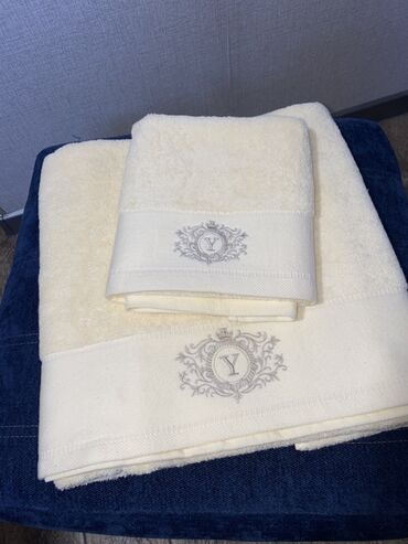 банные наборы: Комплект махровых полотенец с вышивкой монограммы «Y». Подарки Вашим