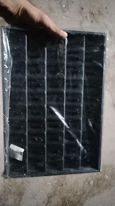 vitrin: Qara rəngli plastik vitrin/təşkilatçı altlıq dəsti. Şəkillərdə — 3