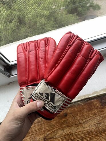 moto elcek: Bu qırmızı rəngli "Adidas" idman əlcəkləri idmançılar üçün