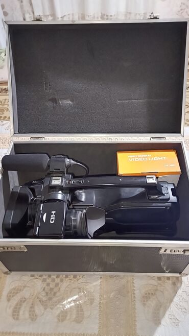 Videokameralar: Sony HD peşəkar videokamera Xüsusiyyətlər: - HD video çəkilişi - — 9