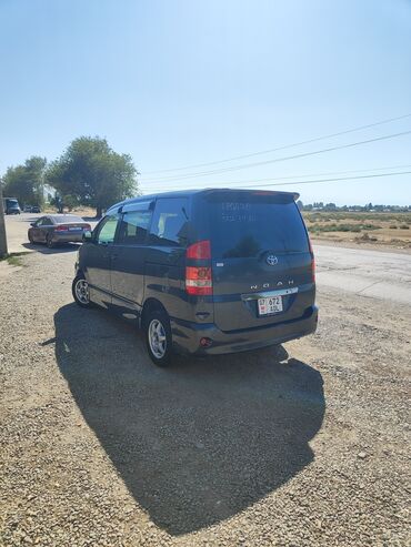 продаю под выкуп: Toyota Noah минивэн, правый руль. Цвет темно‑серый (металлик). Номер