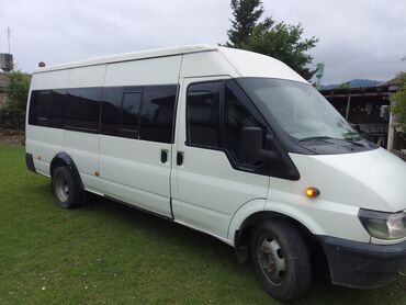Digər Avtomobillər: Ağ rəngdə olan Ford Transit markalı mikroavtobus. Geniş salonu var və