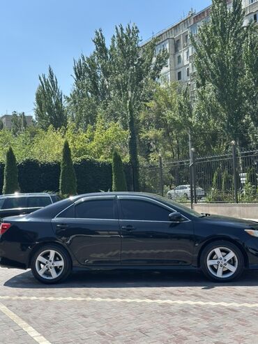 железные диски на камри: Toyota Camry, кузов седан, черный цвет. Версия с шильдиком SE на