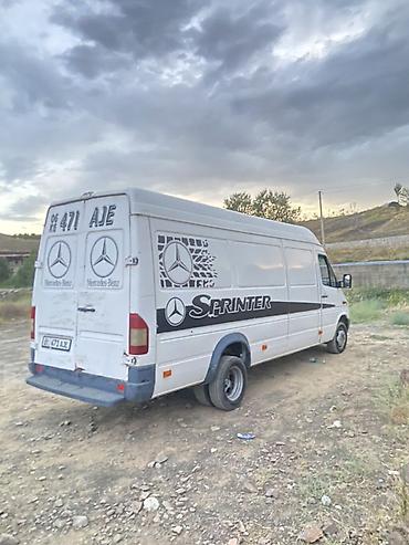 toyota echo 2000: Mercedes-Benz Sprinter — цельнометаллический фургон белого цвета — 1