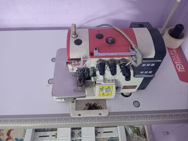 Оверлочные машинки: Промышленный оверлок DULIPU MACHINE на столе с трендспидером и стойкой