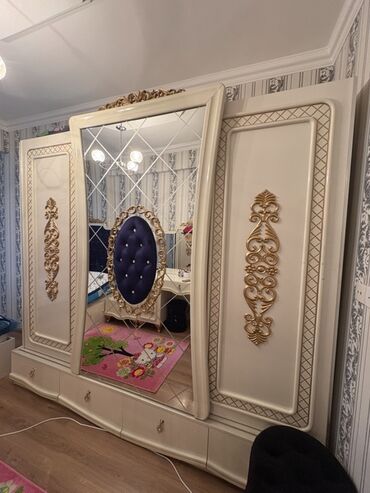 ders masaları: Klassik üslubda yataq otağı dəsti Tərkibi: - Geniş üç qapılı