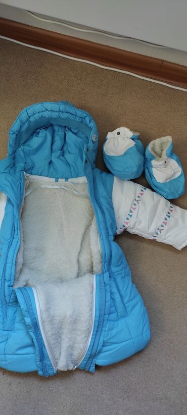 Верхняя одежда: Продаётся детский комбинезон. С рождения и до 8-ми месяцев. Состояние — 7