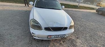 Другие автомобили: Белый седан компакт‑класса с передним приводом. Кузов 4‑дверный, на — 1