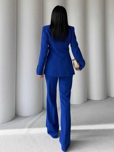 Kostimi: Elegantno žensko odelo u više boja, sa sakoom i pantalonama. Sako ima — 15