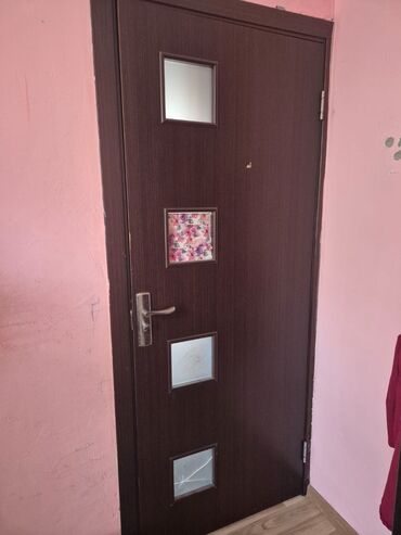 işləmiş qapı: 1 qapı 20 azn-ə satılır . 2 cə şüşəsində çat var