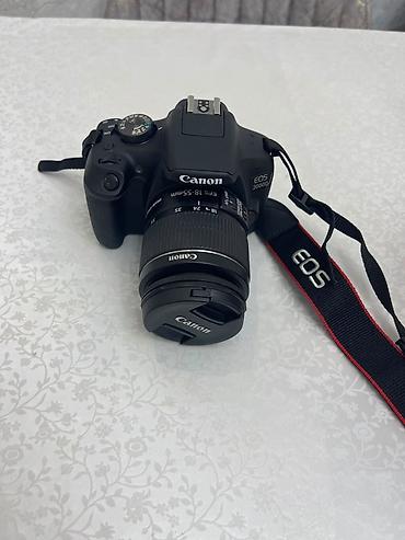 samsung zoom 4: Canon EOS 2000D fotoaparatı Canon EF-S 18-55mm obyektiv ilə birlikdə — 2