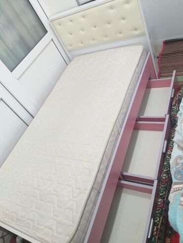 daş yunu knauf: Qız üçün, Çarpayı, Bazasız, Matras ilə, Siyirməli