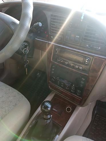 Другие детали салона: Легковой автомобиль седан, салон бежевый тканевый. Основные — 2