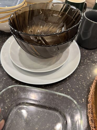 Наборы посуды: Большие тарелки - 7 шт Порционные тарелки- 8 шт Тарелки 1+1 Кесе - 4 — 5