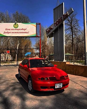 диска авто: Красный седан (леворульный) компактного класса. Основные особенности — 1