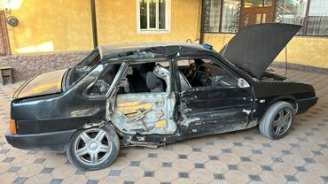 шины бу бишкек оптом: Автомобиль черного цвета, седан, с открытым капотом и поврежденными